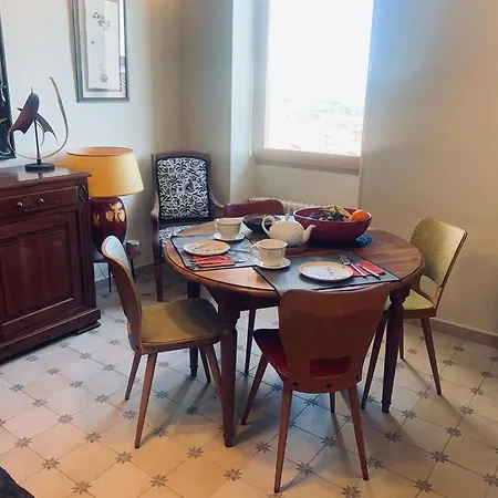 Les Volets Rouges 3*