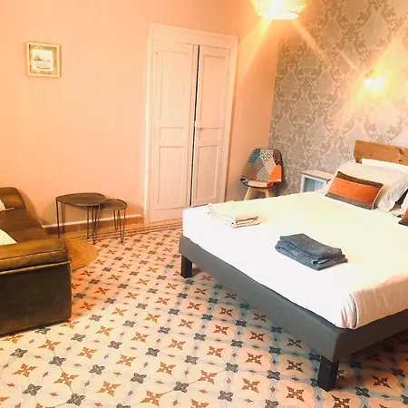 Bed & Breakfast Les Volets Rouges *